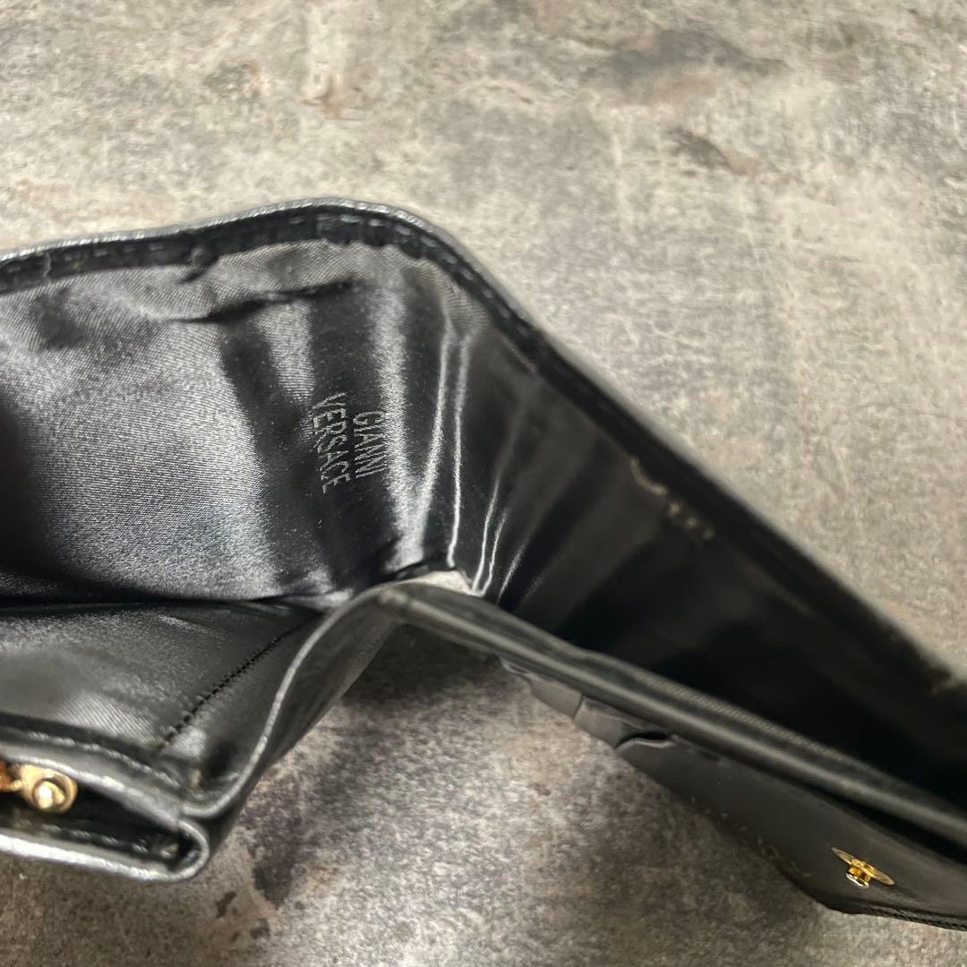 VERSACE ヴェルサーチ 黒 レザー 二つ折り財布 金具付き がま口