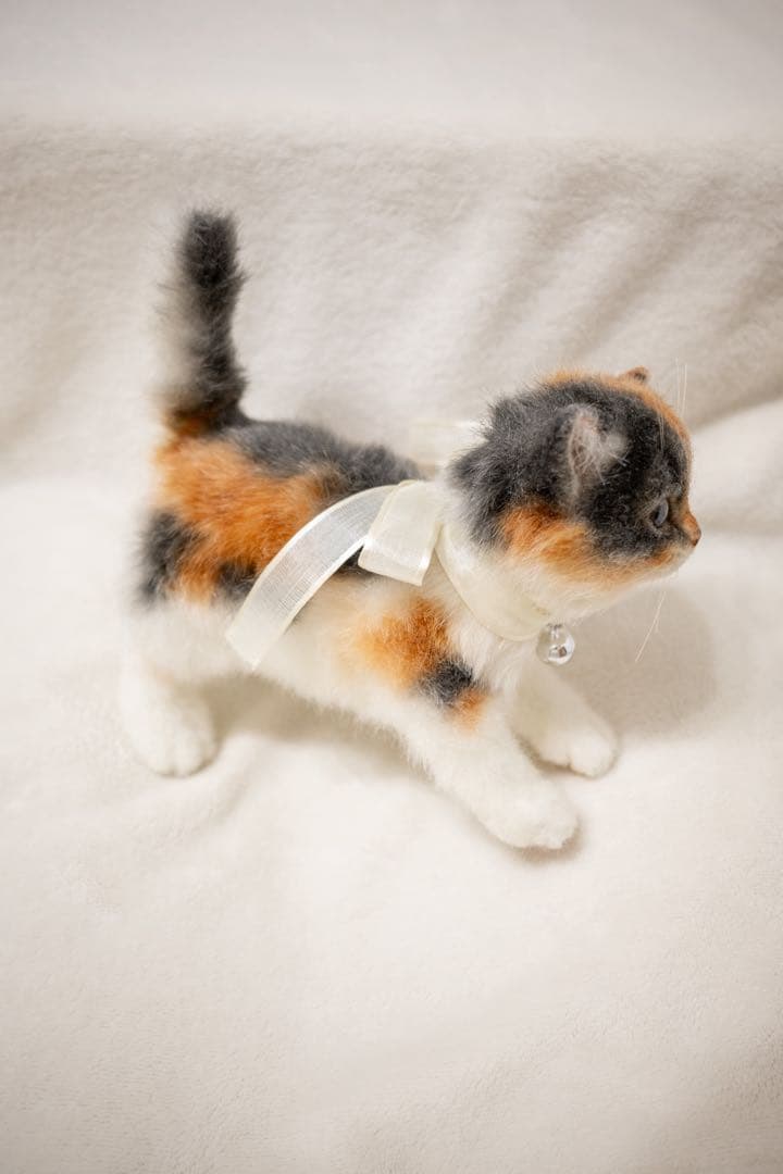 海外作家 猫 三毛猫 子猫ぬいぐるみ アートドール リアル 羊毛フェルト (左)