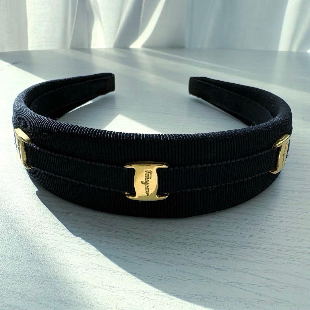 【美品】Salvatore Ferragamo ヴァラ・リボン カチューシャ濃紺