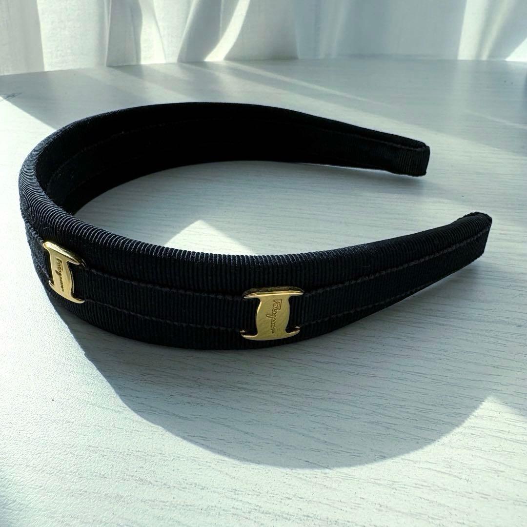 【美品】Salvatore Ferragamo ヴァラ・リボン カチューシャ濃紺