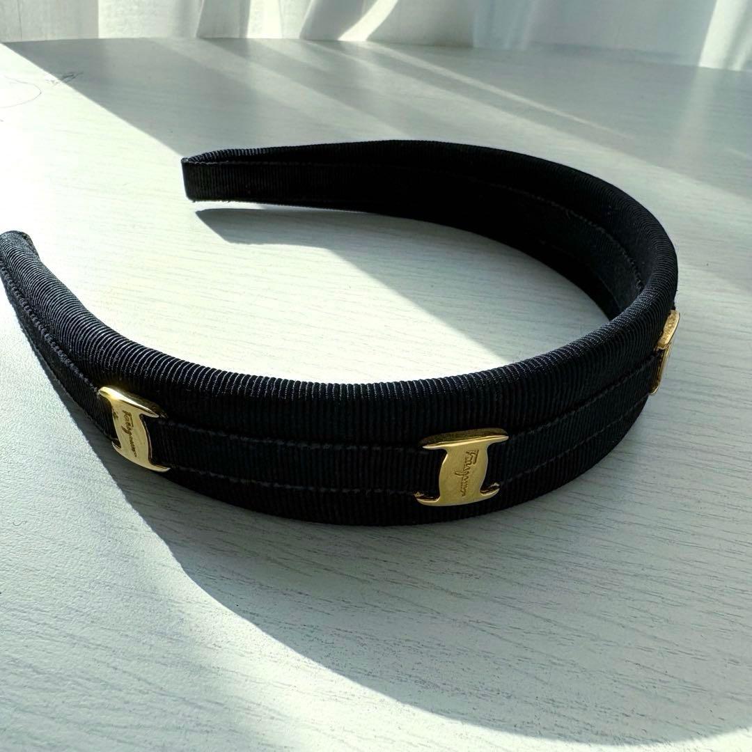 【美品】Salvatore Ferragamo ヴァラ・リボン カチューシャ濃紺