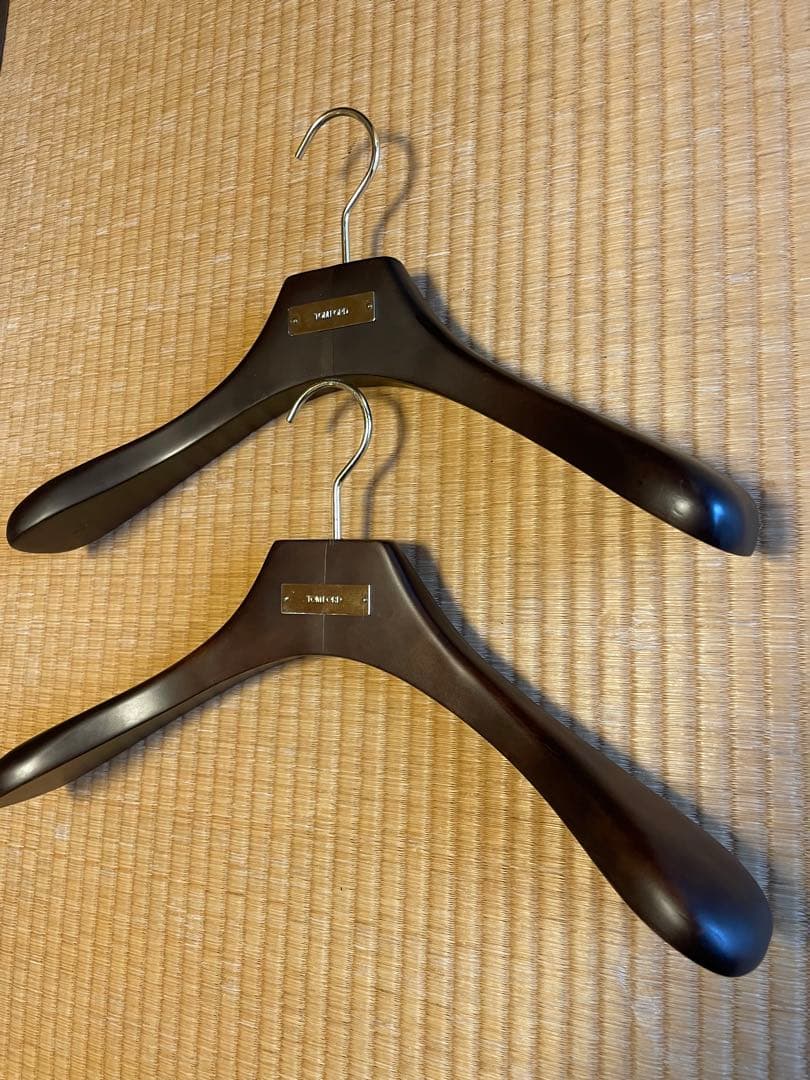 トムフォード　木製ハンガー2本セット