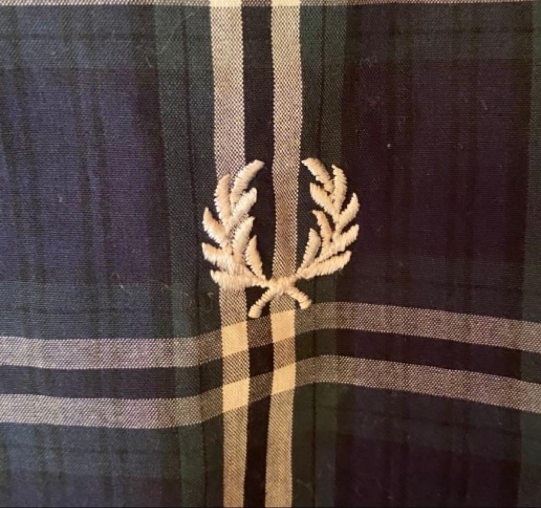 FRED PERRY 光沢の黒、緑と白のチェックリバーシブル　一着で二着のお洒落