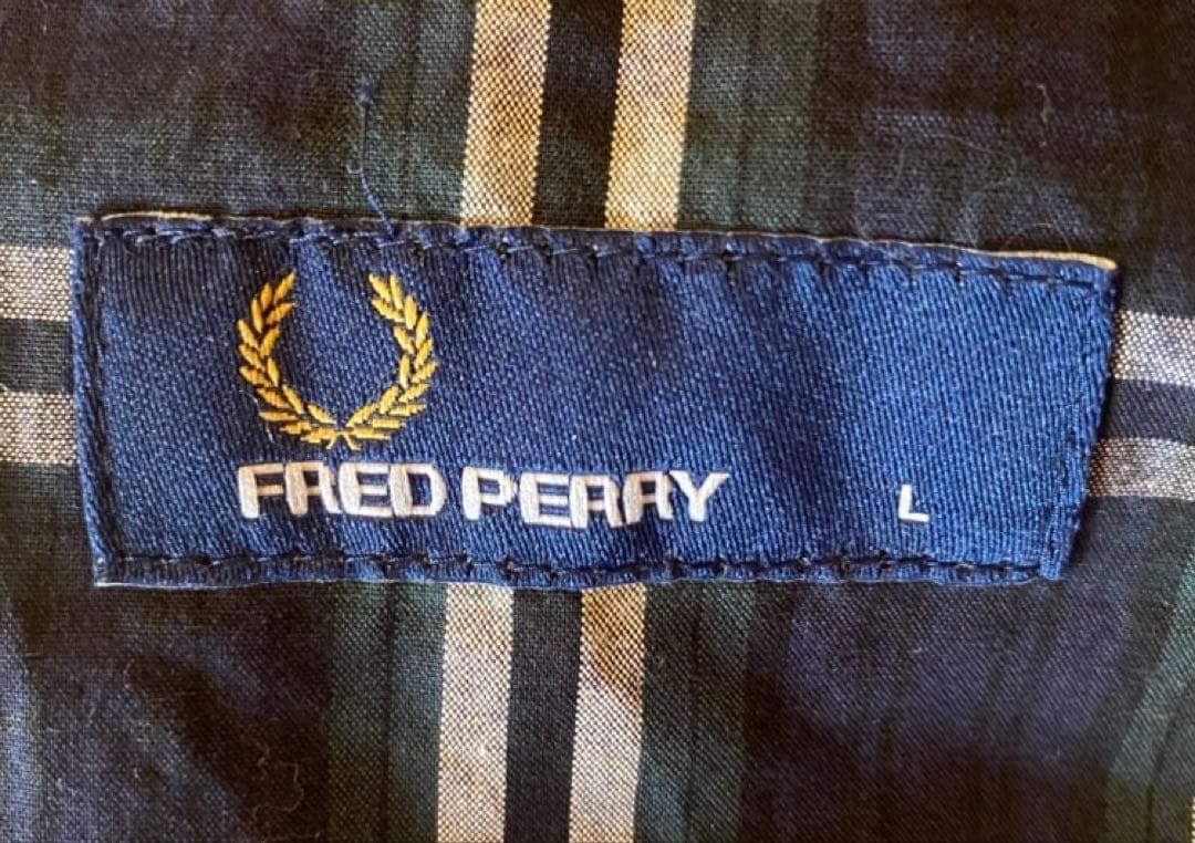 FRED PERRY 光沢の黒、緑と白のチェックリバーシブル　一着で二着のお洒落