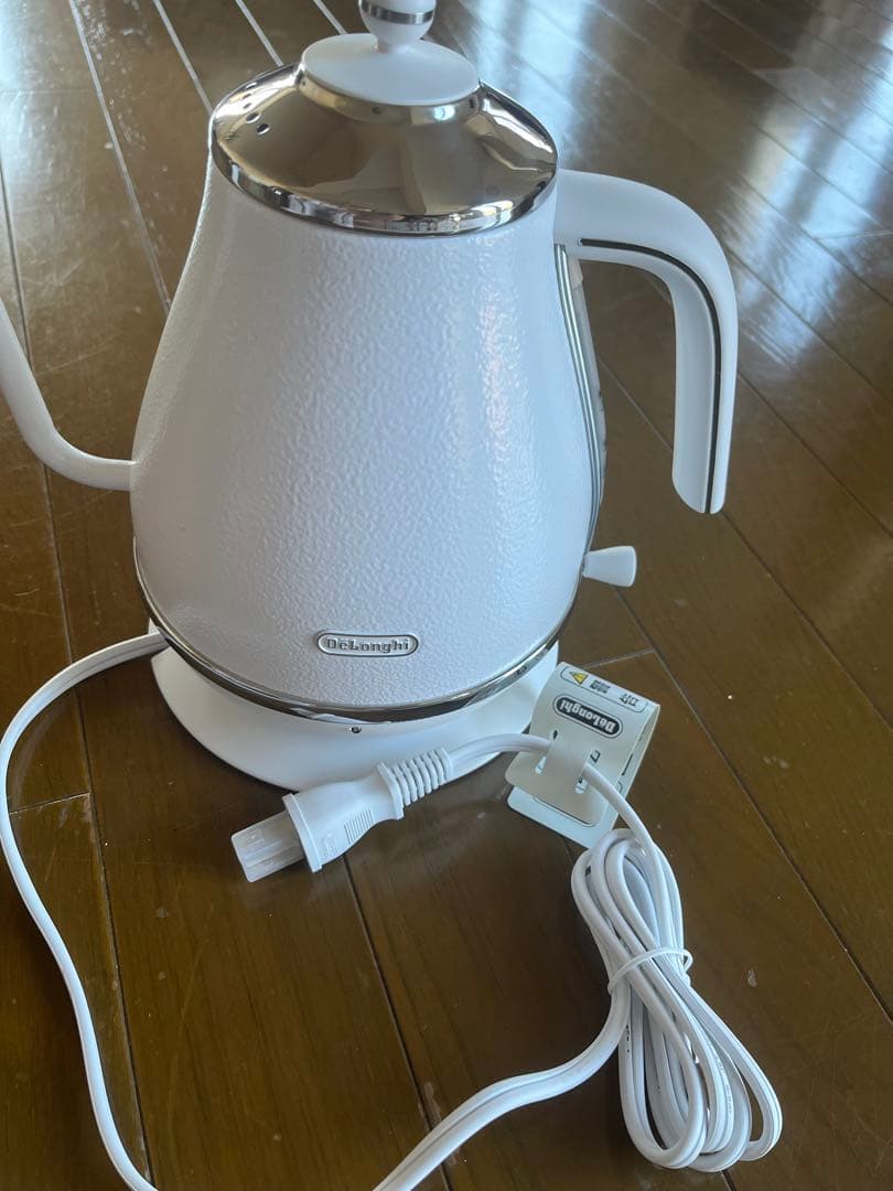 ホワイト 電気ケトル デロンギ