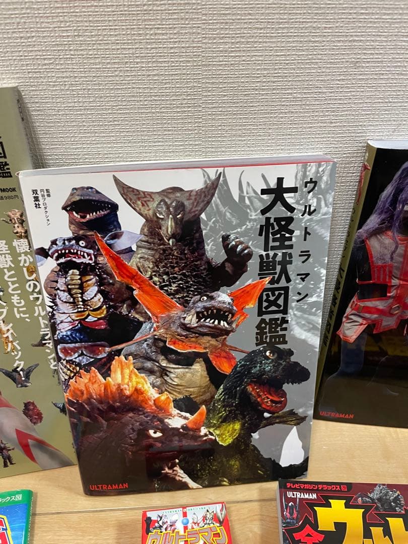 ウルトラ怪獣書籍セットとカード