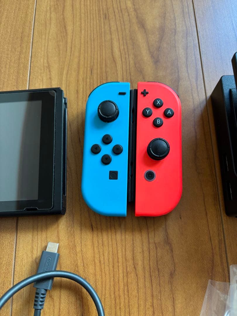 ま*ー様 Nintendo Switch 本体 ネオンブルー・レッドジョイコン