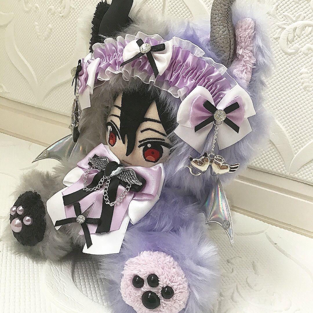 【73】おすわり　16cm着ぐるみ ねこ　ハーフデビル　シルバーグレー　薄紫
