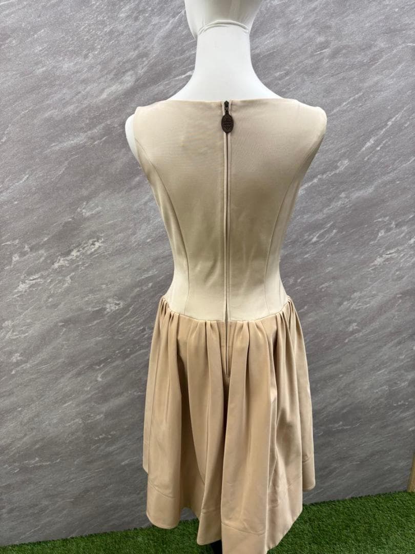フォクシー ベージュ ノースリーブ 膝丈ワンピース
