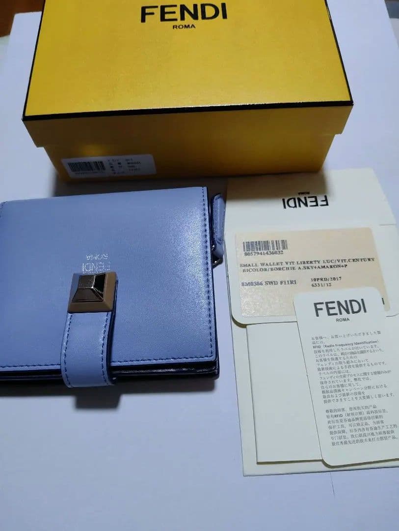 FENDI ライトブルー 二つ折り財布