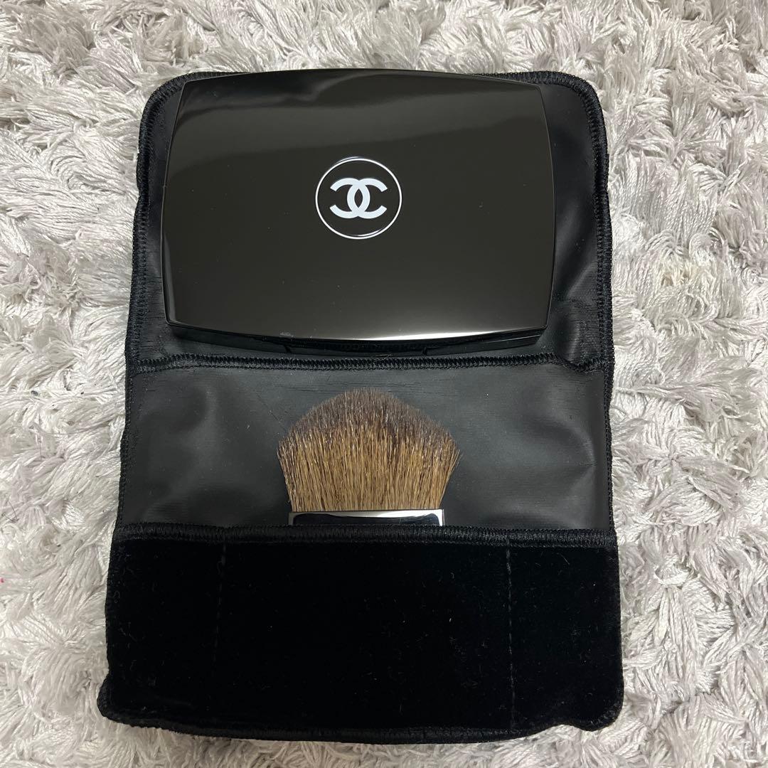 【新品未使用】シャネルVITALUMIÈRE COMPACT DOUCEUR