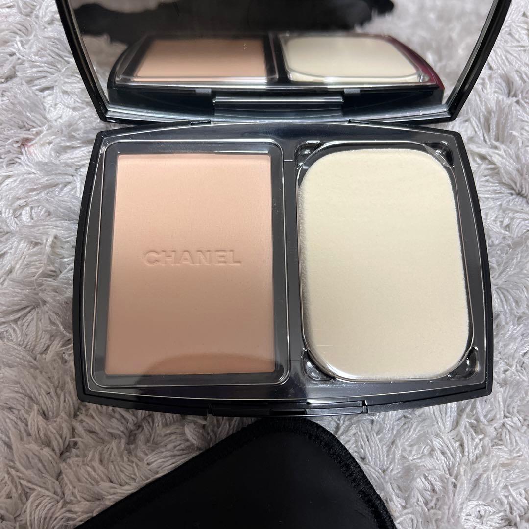 【新品未使用】シャネルVITALUMIÈRE COMPACT DOUCEUR