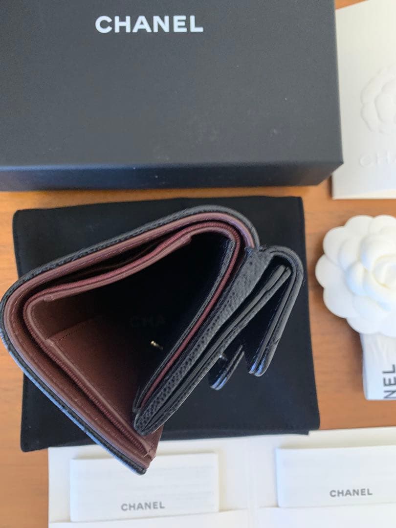 むむ CHANELキャビアスキン三つ折り財布 BLACKほぼ新品