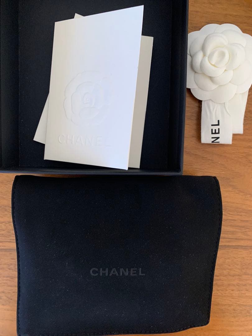 むむ CHANELキャビアスキン三つ折り財布 BLACKほぼ新品