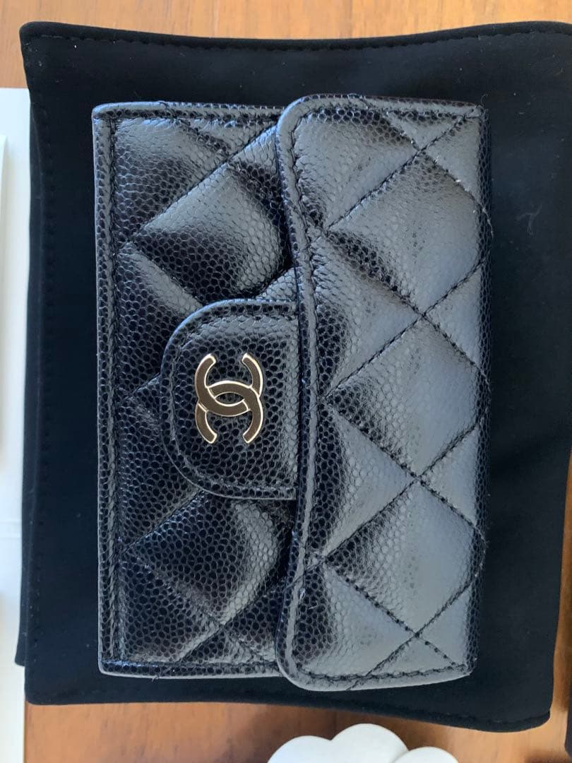 むむ CHANELキャビアスキン三つ折り財布 BLACKほぼ新品