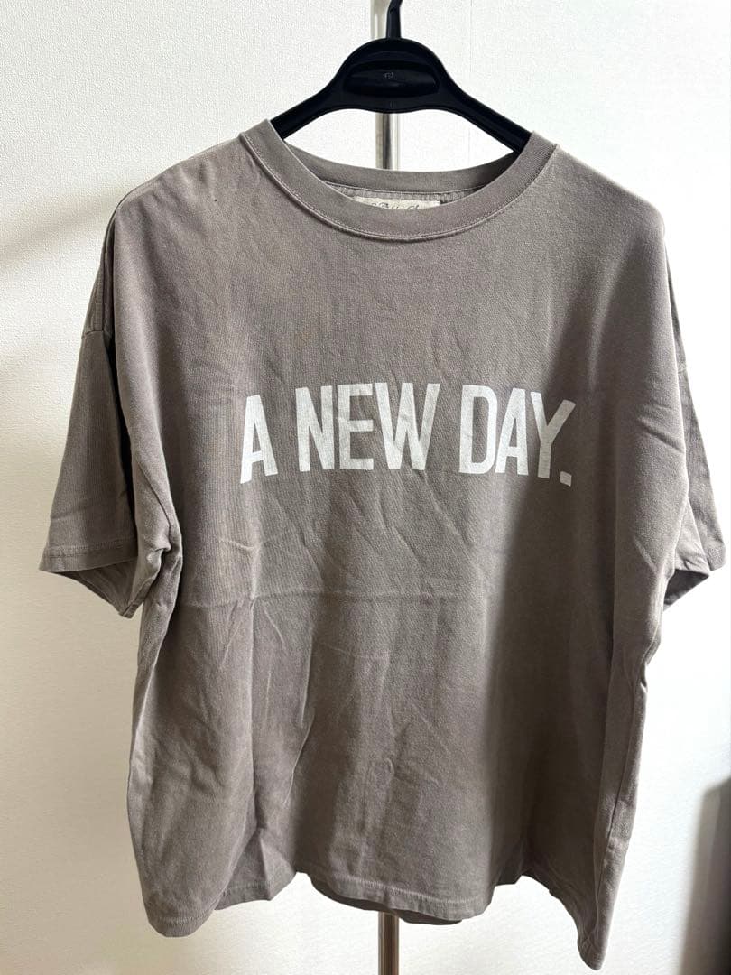 トップス REMI RELIEF A NEW DAY T-SH
