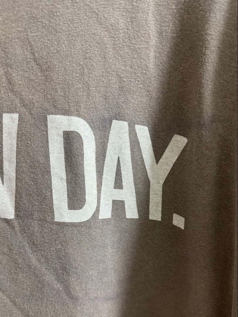トップス REMI RELIEF A NEW DAY T-SH