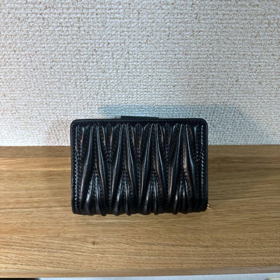 miu miu 黒レザー 二つ折り財布