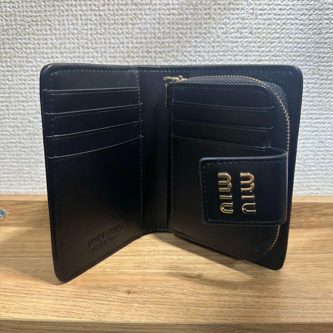 miu miu 黒レザー 二つ折り財布