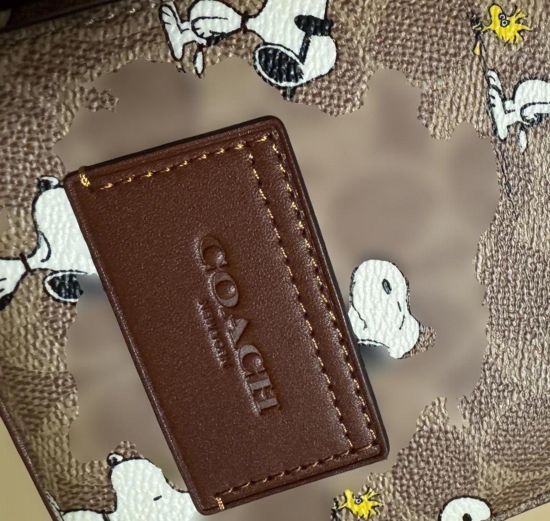 COACH X PEANUTSレーサー スリングパックシグネチャー スヌーピー