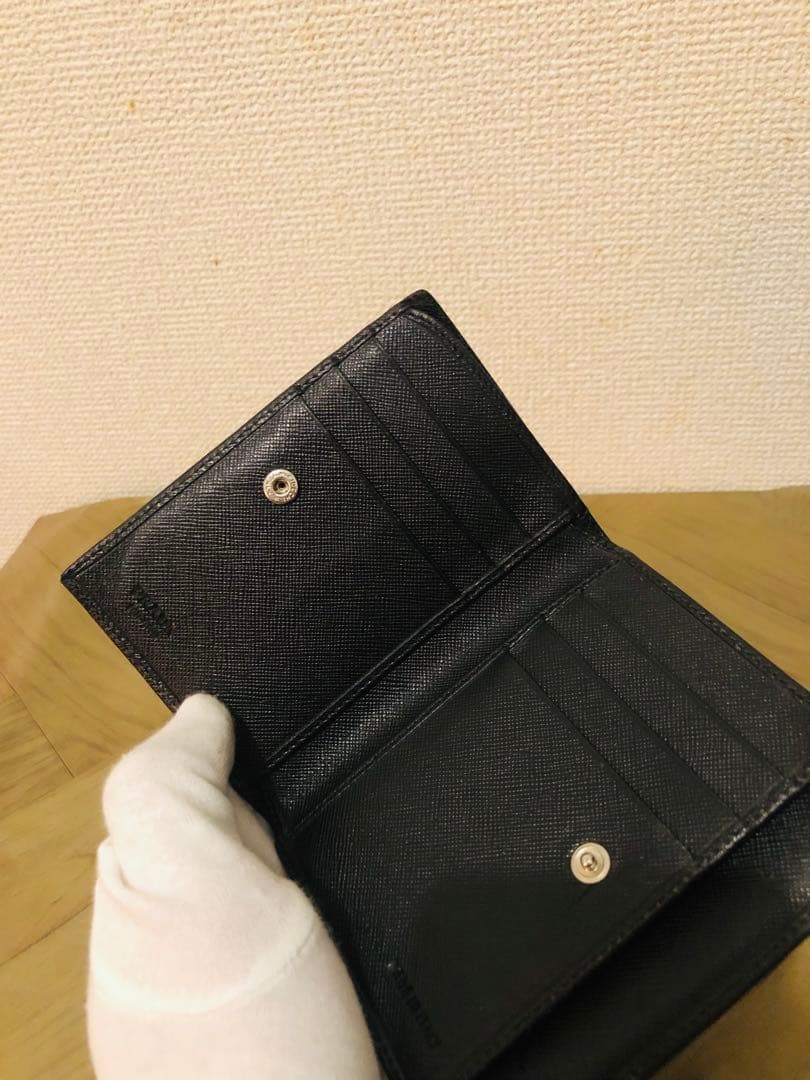 PRADA ブラック 二つ折り財布 サフィアーノレザー