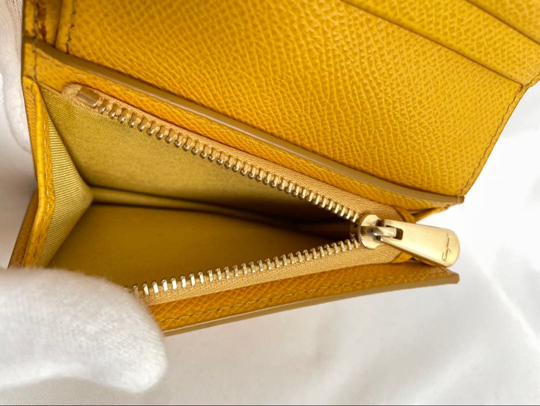 未使用に近い FERRAGAMO フェラガモ 二つ折り財布 ヴァラリボン 箱付き