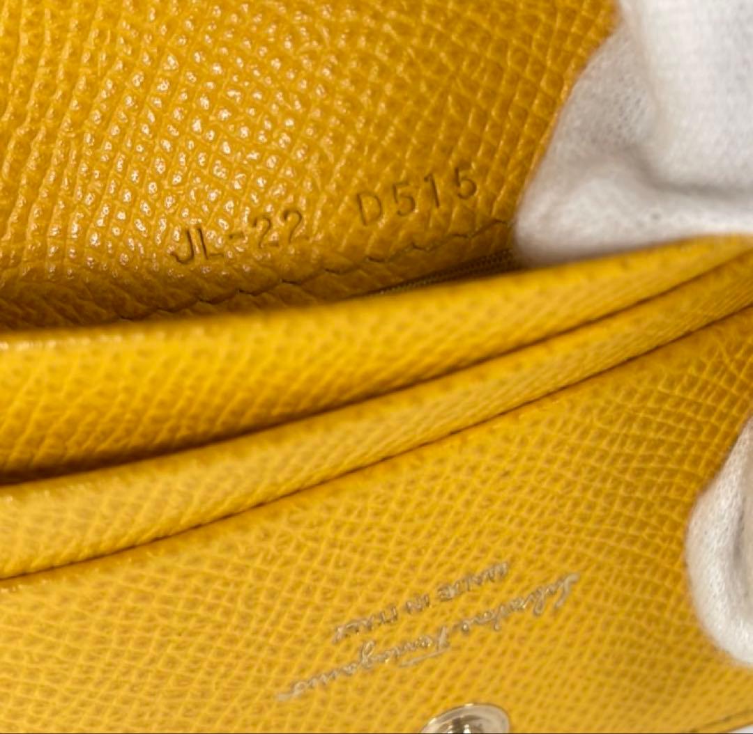 未使用に近い FERRAGAMO フェラガモ 二つ折り財布 ヴァラリボン 箱付き