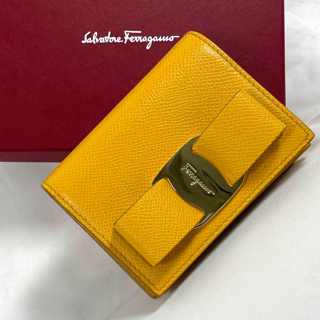 未使用に近い FERRAGAMO フェラガモ 二つ折り財布 ヴァラリボン 箱付き