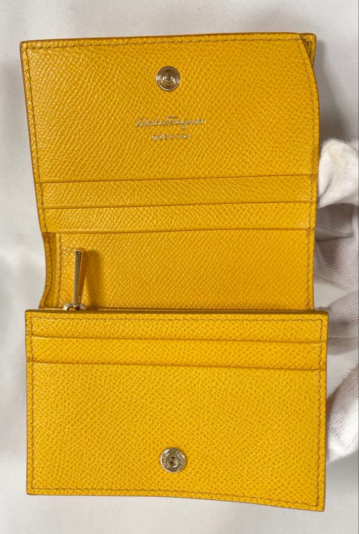 未使用に近い FERRAGAMO フェラガモ 二つ折り財布 ヴァラリボン 箱付き