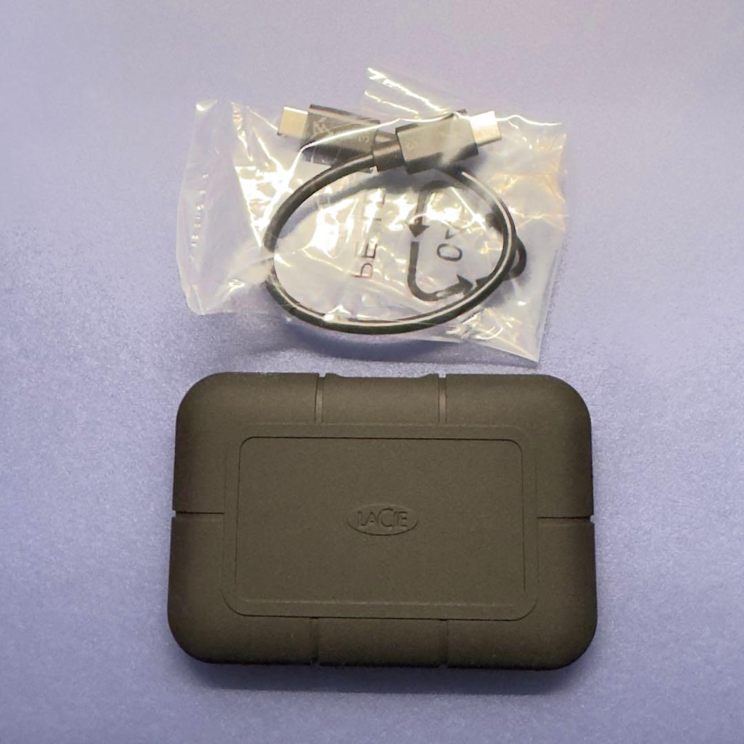 美品 LaCie ポータブルSSD 2TB　STHZ2000800