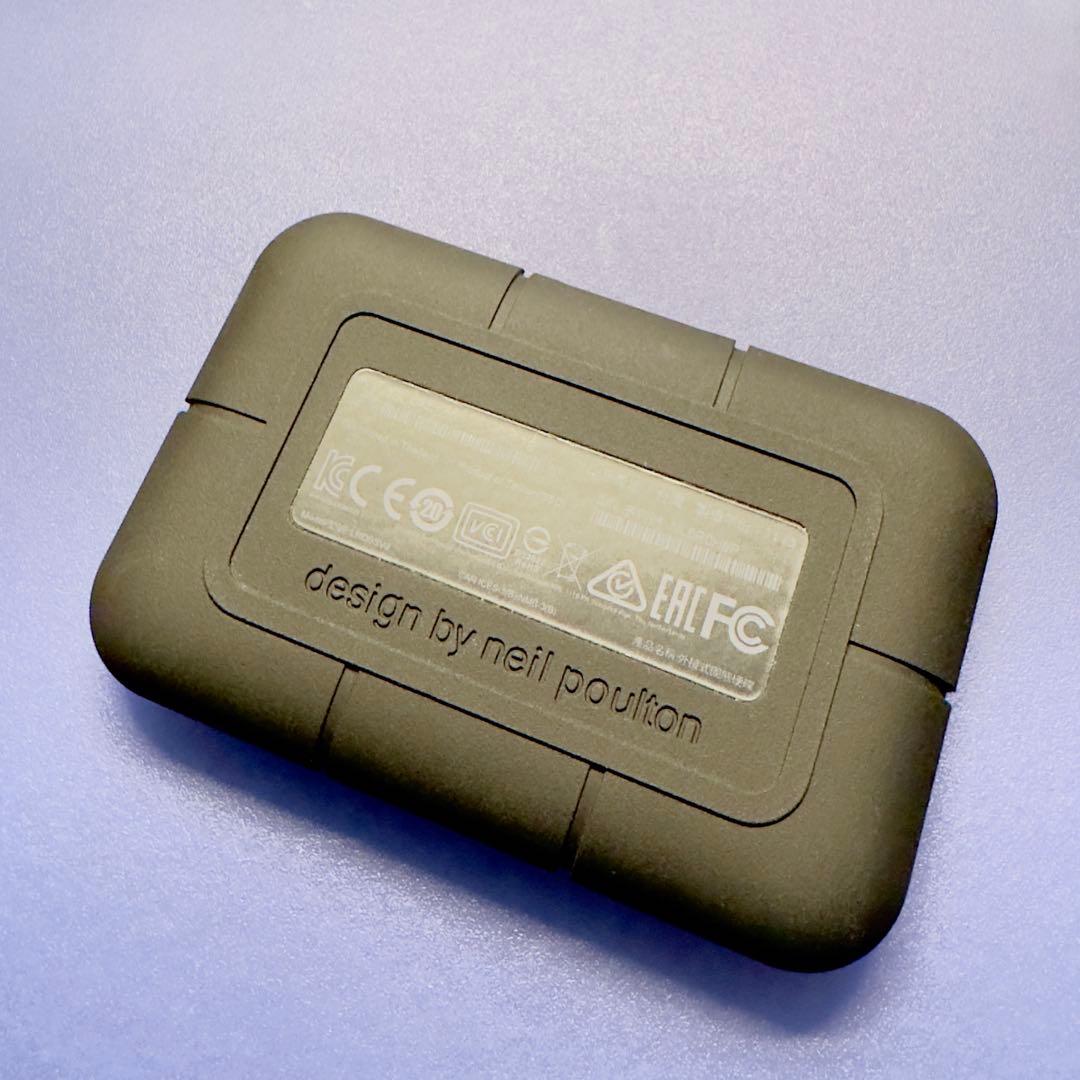 美品 LaCie ポータブルSSD 2TB　STHZ2000800