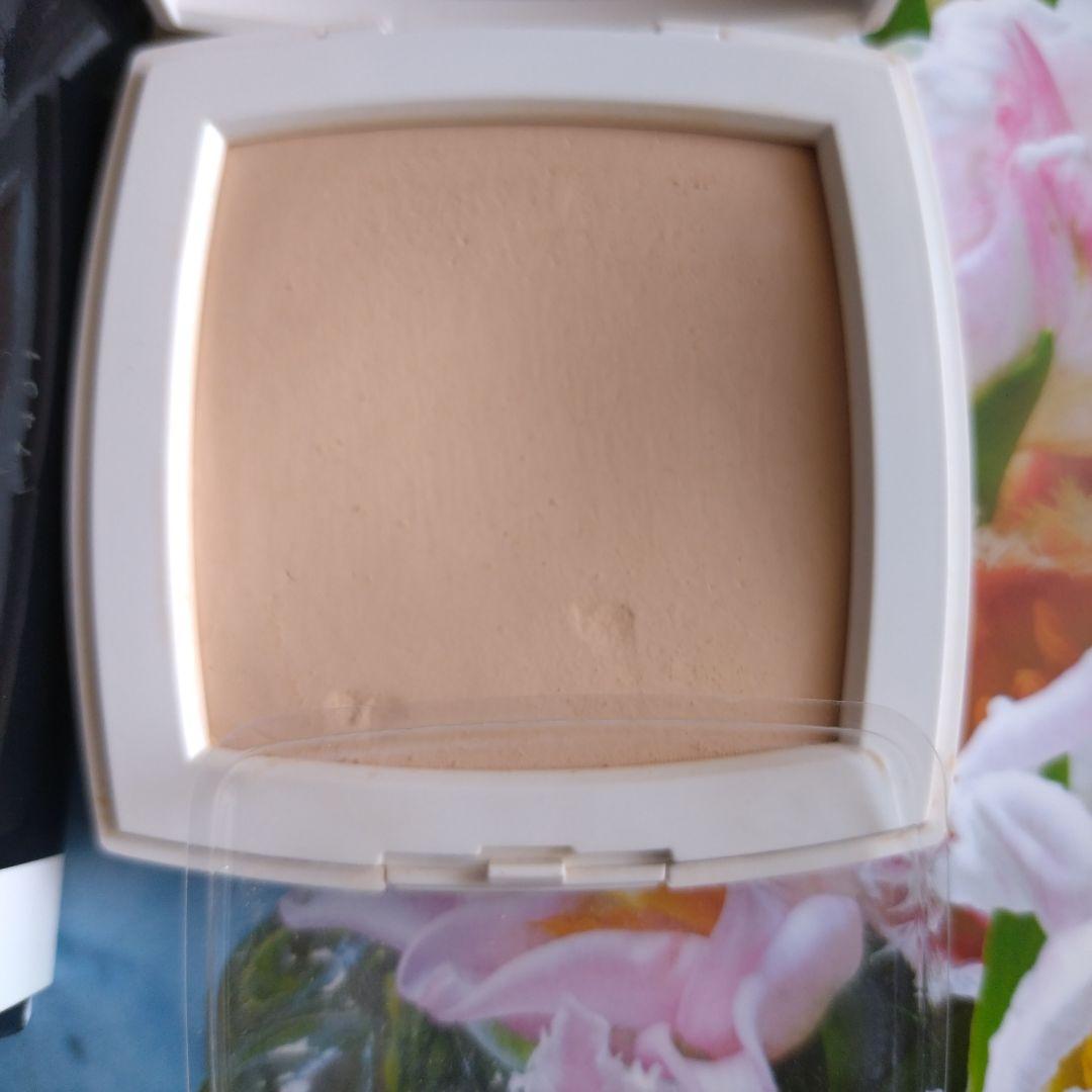 CHANEL LE BLANC コンパクトラディアンス 10 BEIGE