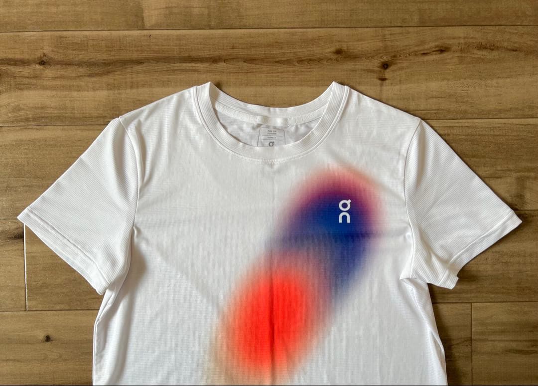 On core Tシャツ