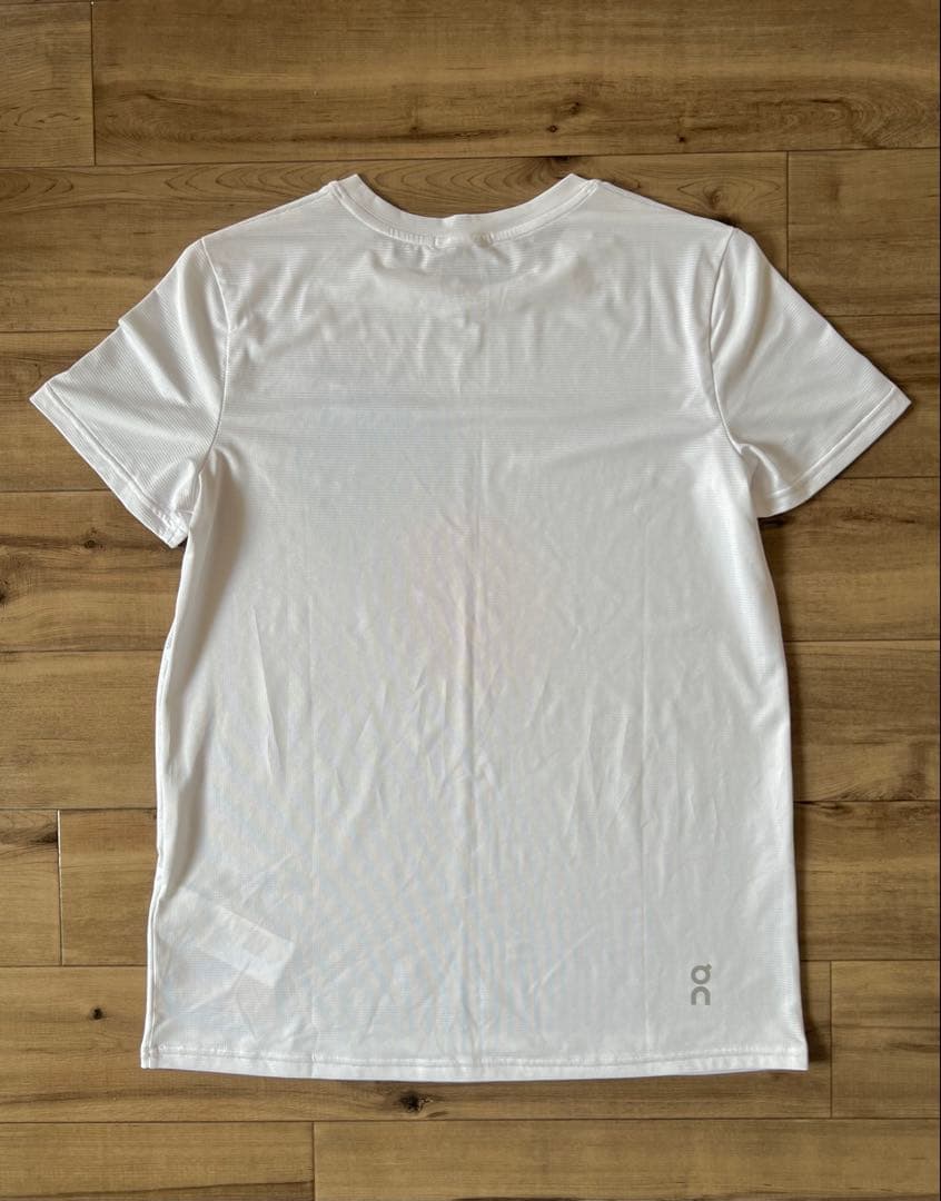 On core Tシャツ