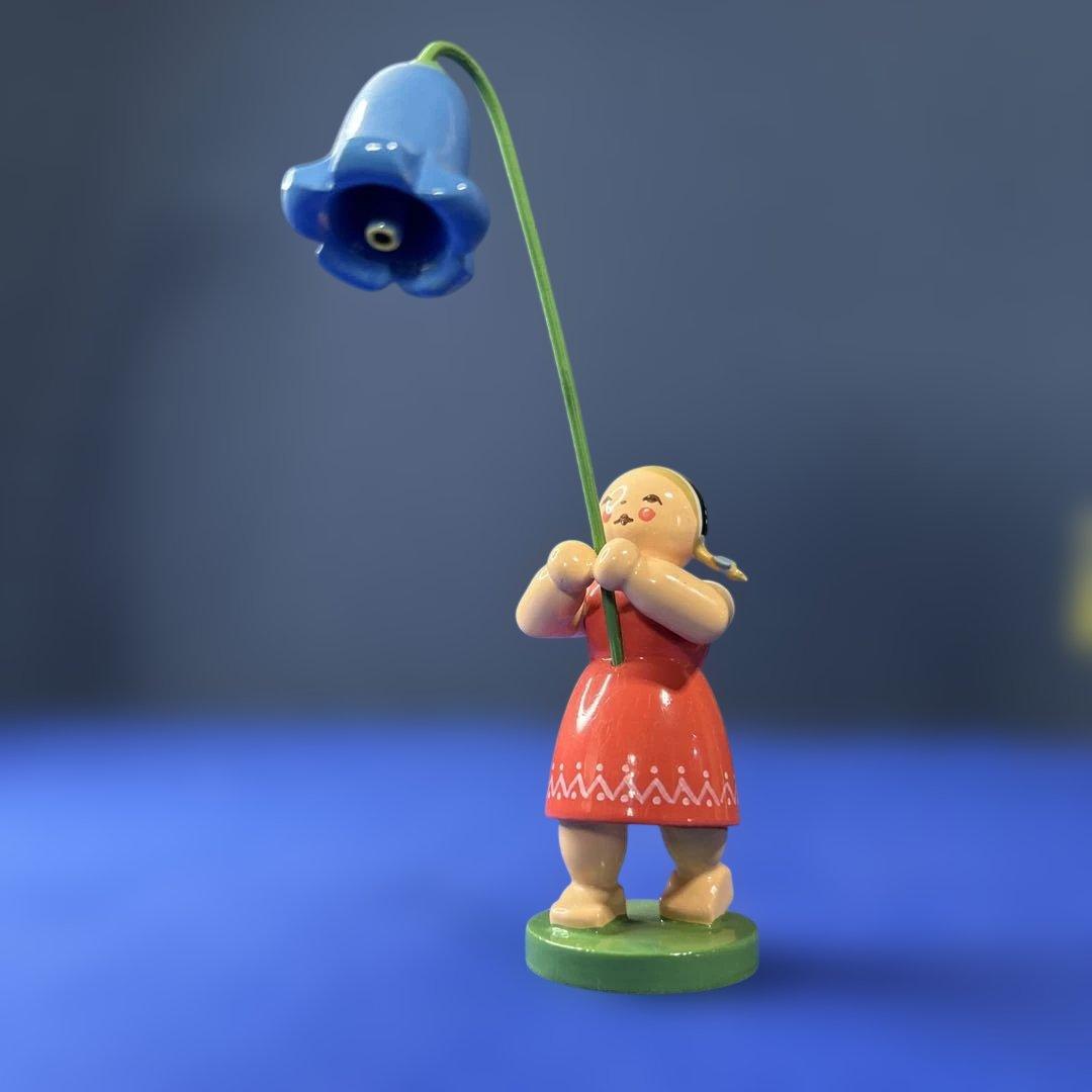 ドイツ製　木製人形　エルツ地方　ザイフェン お花を持つ女の子　もみの木