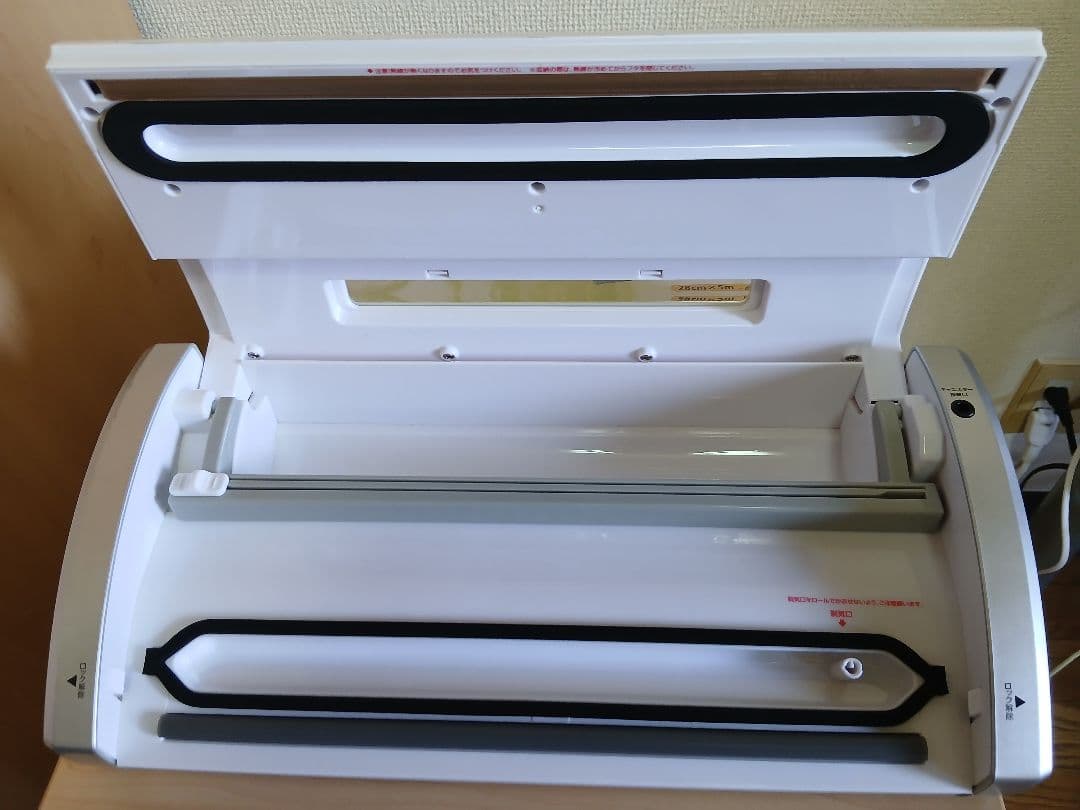 家庭用真空パック器　真空パックんプラス　本体と新品ロール２本付き
