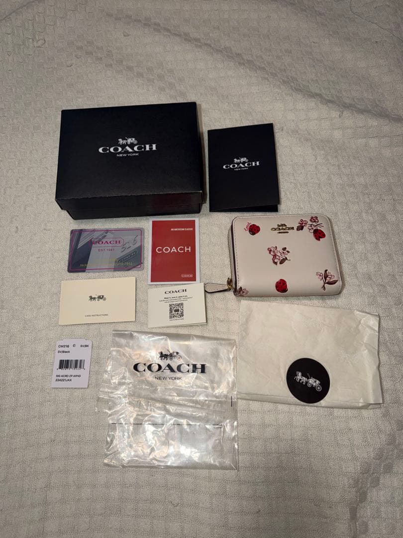 新品・未使用✨COACH コーチ 二つ折り財布 てんとう虫 フローラル 日本限定