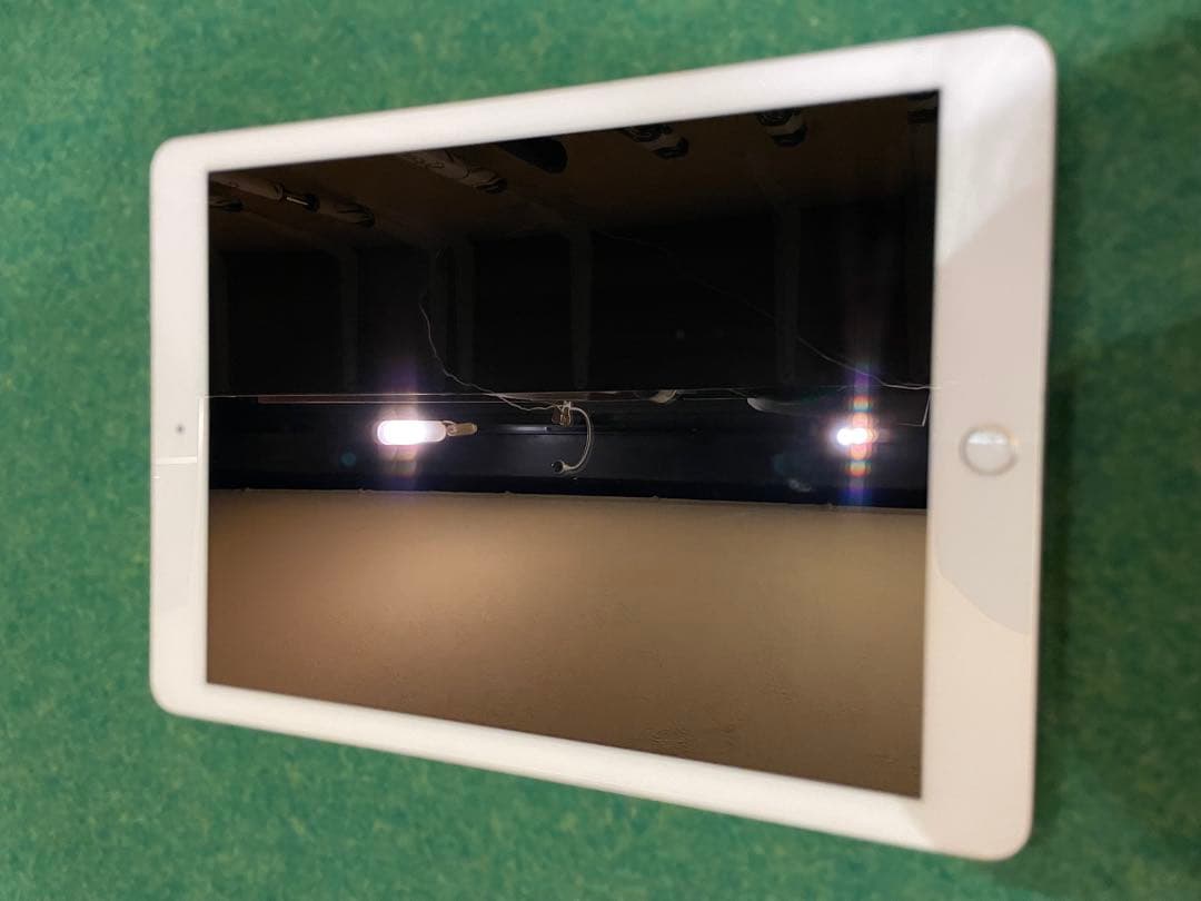 iPad (第6世代) シルバー 32GB WiFi ケース付き⑤
