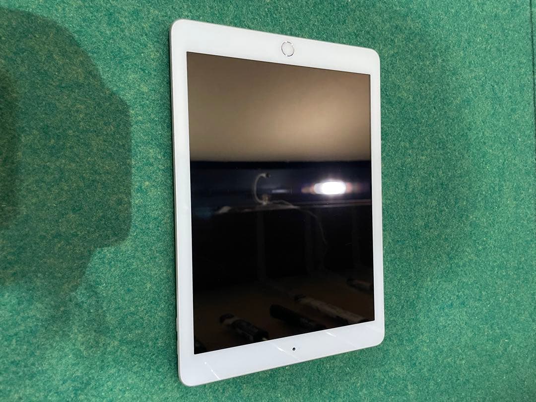 iPad (第6世代) シルバー 32GB WiFi ケース付き⑤