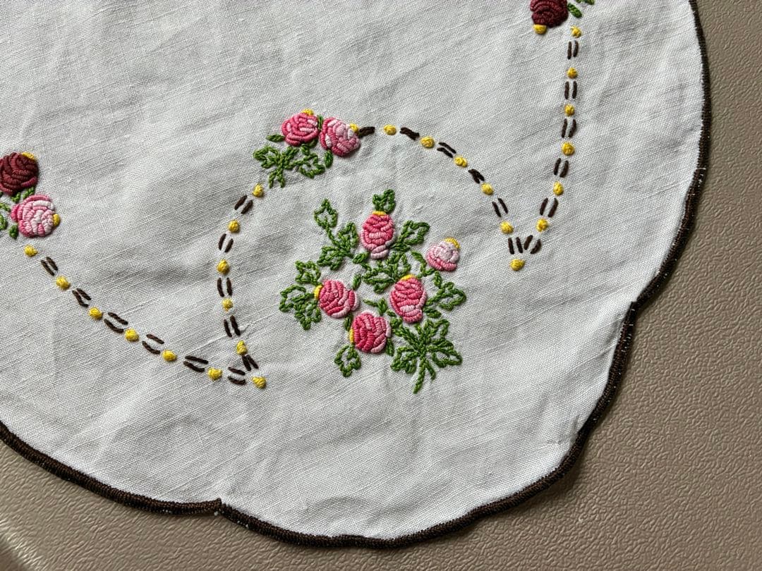 魅力的なフランスアンティーク　花束刺繍 テーブルランナー　ドイリー