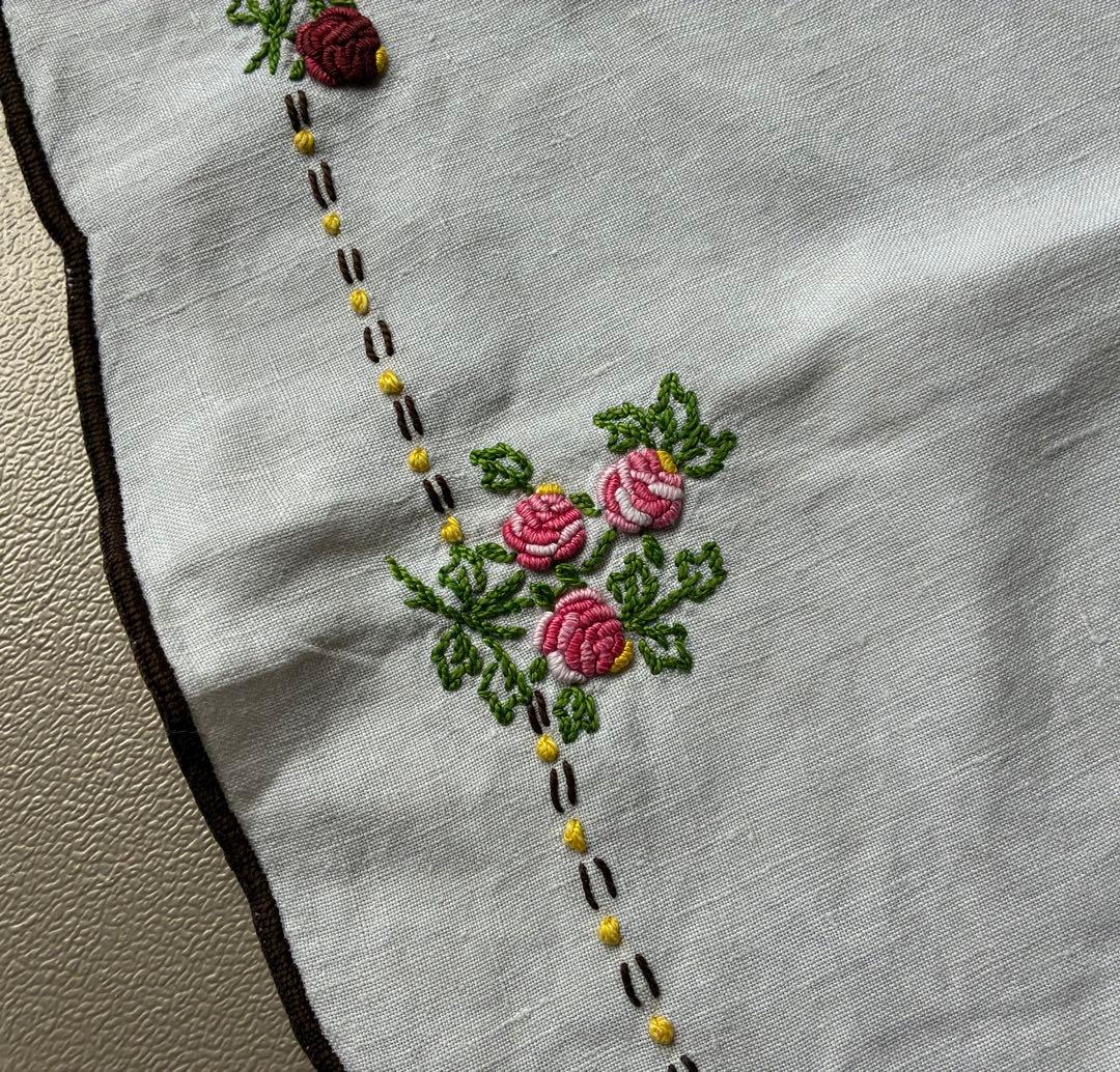 魅力的なフランスアンティーク　花束刺繍 テーブルランナー　ドイリー