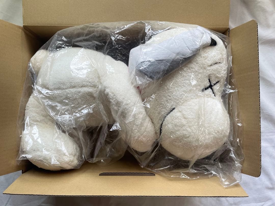 ユニクロKAWS × PEANUTS コレクション　スヌーピーぬいぐるみ M