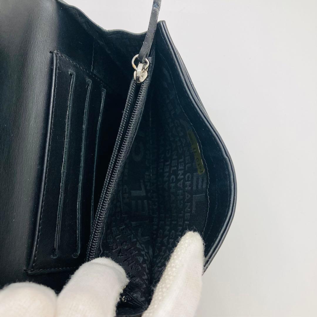 CHANEL シャネル 二つ折り財布 黒 レザー A824