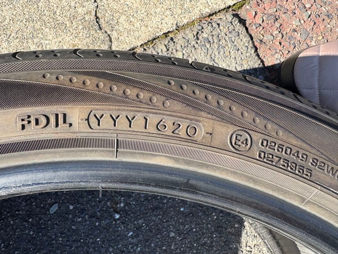 ヨコハマタイヤ　ブルーアースRV-02 245/40R20 中古4本セット