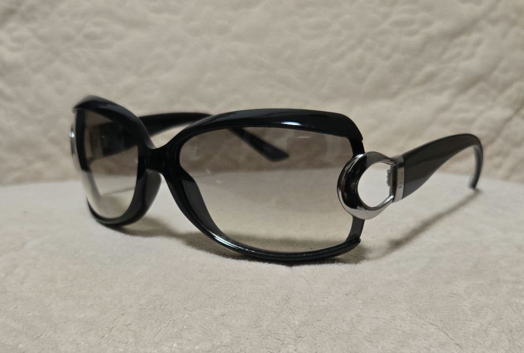 Dior Strongerシリーズのサングラス（D2829）ブラック