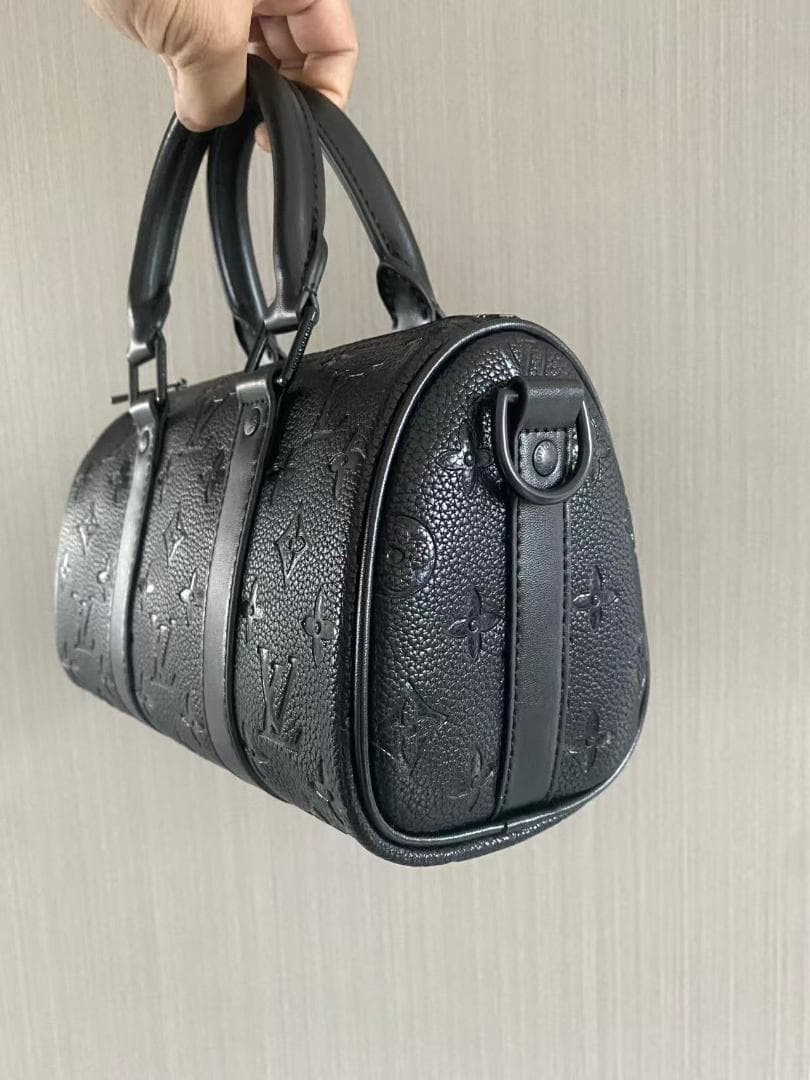 ルイ・ヴィトンの黒いハンドバッグ