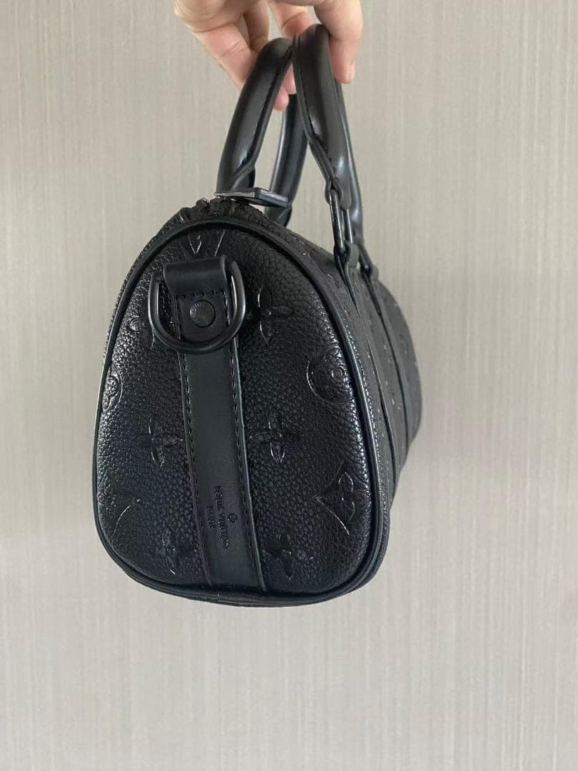 ルイ・ヴィトンの黒いハンドバッグ