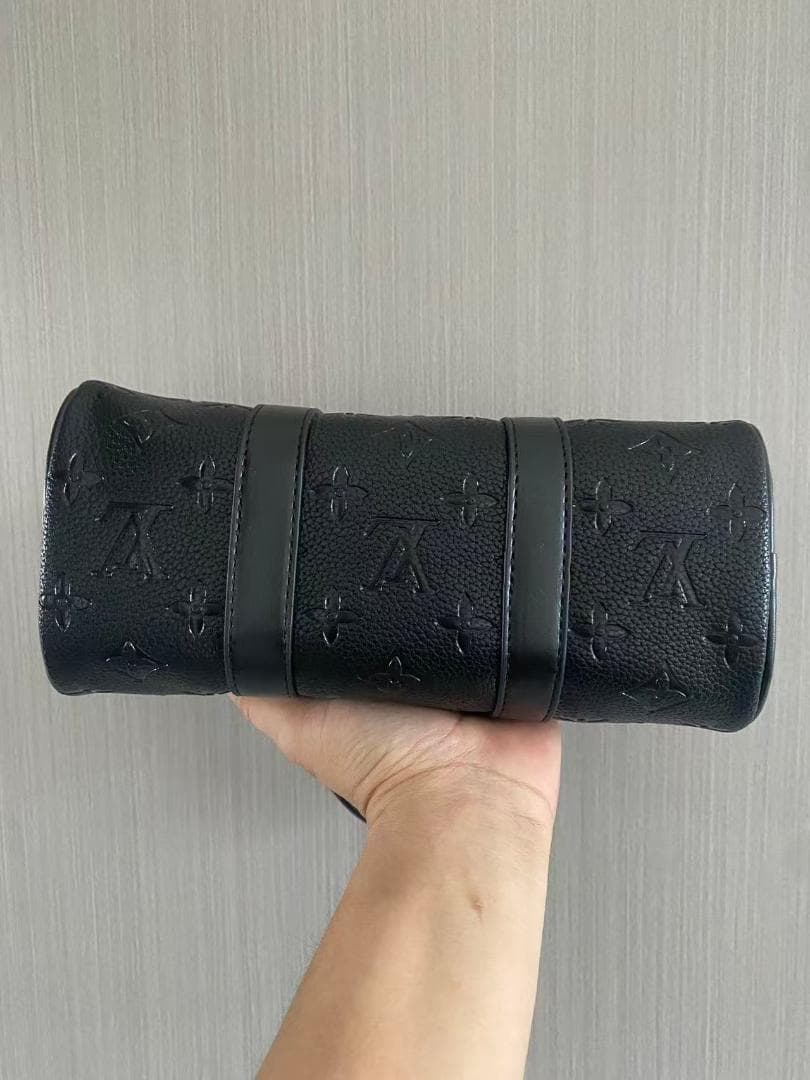 ルイ・ヴィトンの黒いハンドバッグ