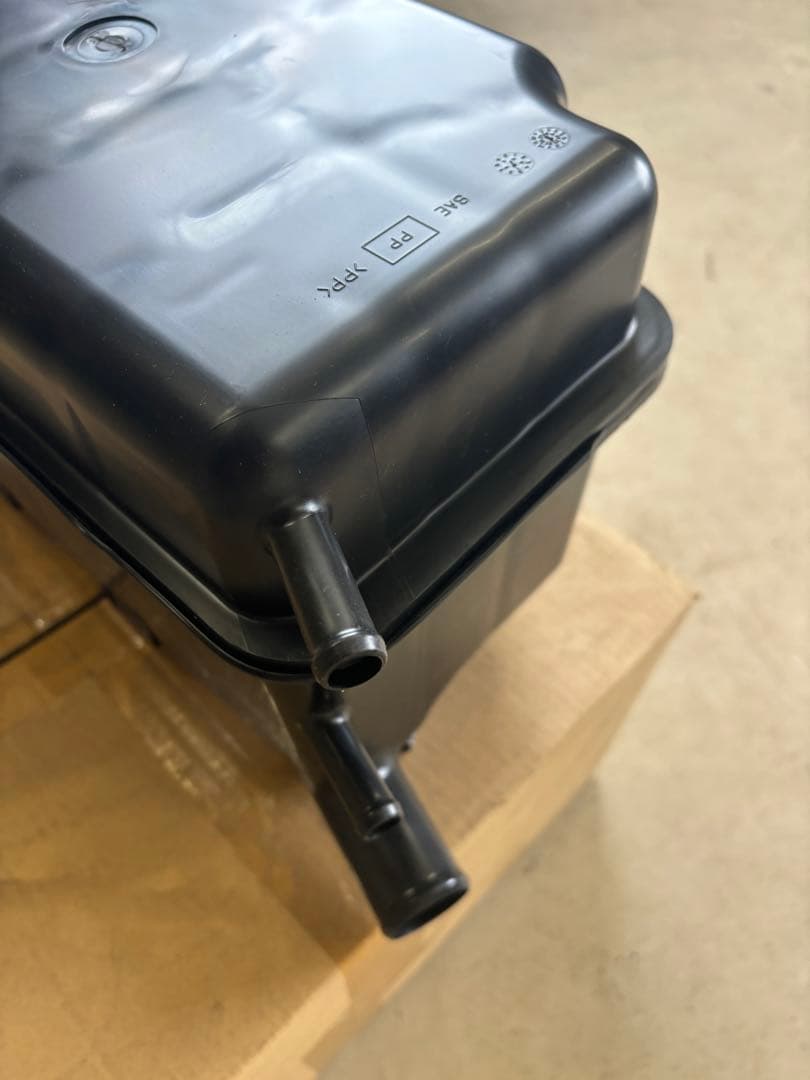 UD 純正部品　ラジエーターリザーブタンク 未使用　補修　交換