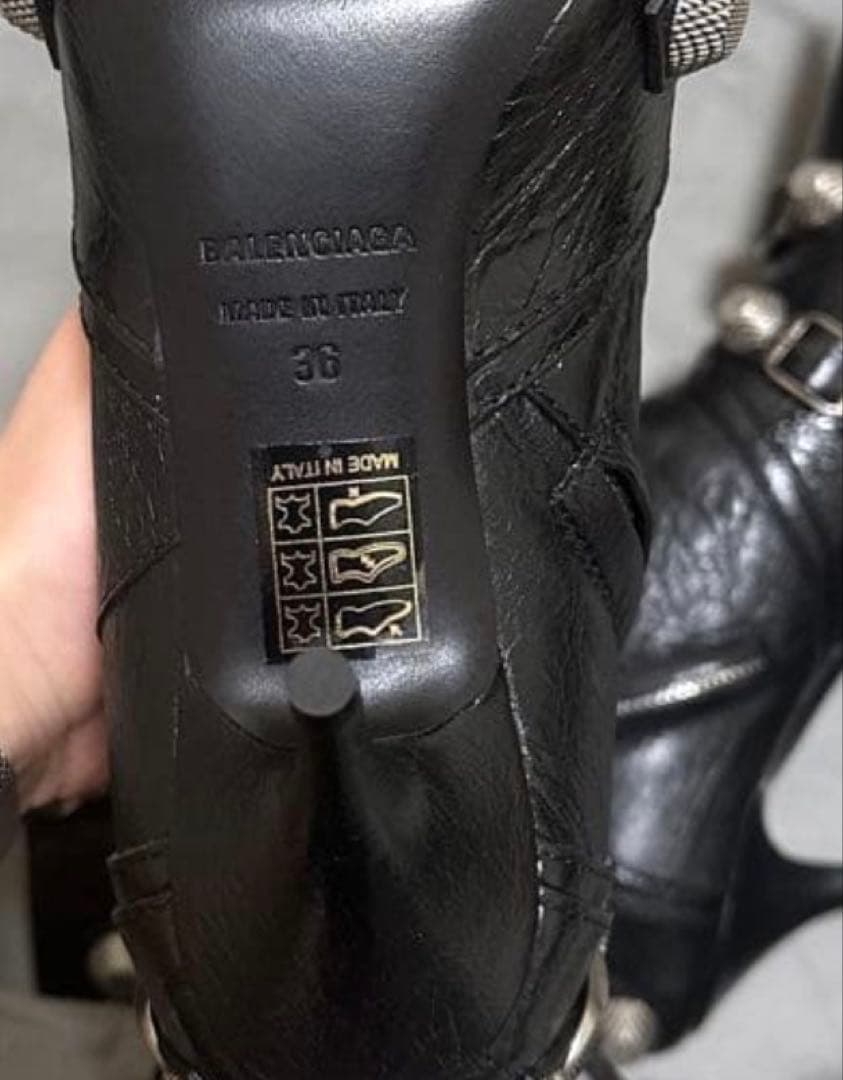 BALENCIAGA ブラックレザーブーツ